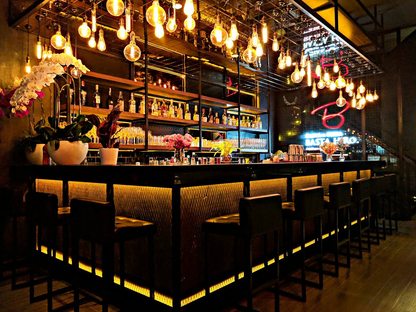 Bar service setting